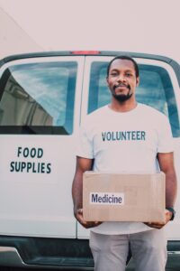Misionero o voluntario ayudando.