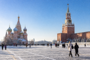 PLAZA ROJA DE MOSCOW EN UN DIA DE SOL CON NIEVE Y GENTE PASEANDO